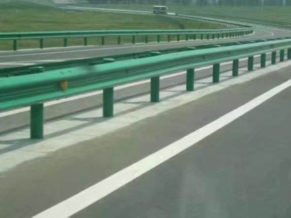 A brief talk on highway guardrail board manufacturers: the causes of damage to the guardrail board