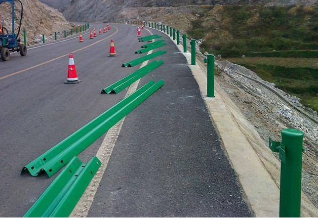 Highway barrier board manufacturers teach you how to deal with rusty areas